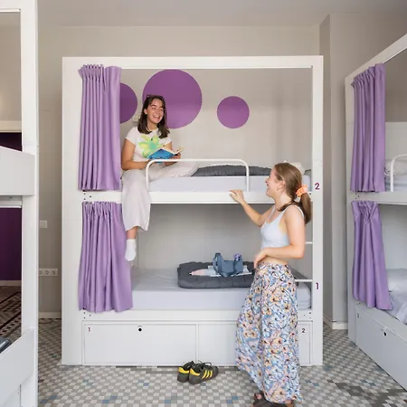 Purple Nest אכסניה *