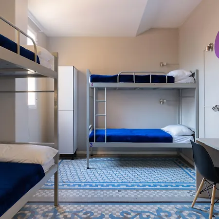 Hostal Purple Nest *